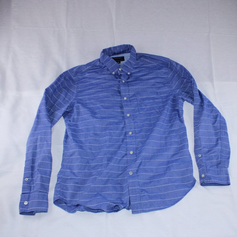 American Eagle Outfitter mens dark blue striped long sleeve button down shirt